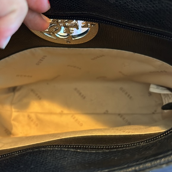 EUC 👜 GUESS purse with zipper - Picture 11 of 11